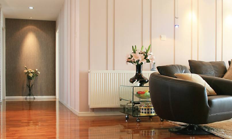     在我們挑選暖氣片時，不僅要看價格，還要看產(chǎn)品和服務(wù)，才能避免吃虧上當(dāng)。

    選擇暖氣片從哪些角度出發(fā)?

    1.看材質(zhì)

    材質(zhì)影響到產(chǎn)品的使用和壽命。廠家選擇的材質(zhì)過關(guān)，不僅在使用中減少漏水等問題，還能夠延長暖氣片的壽命。用戶在挑選材質(zhì)時，可以咨詢一下鋼管或銅管的壁厚，一些特殊產(chǎn)品的片頭和壁厚是不同的，片頭需要加厚，才能抵抗住常年侵蝕。材質(zhì)要求均勻，無凸起，無水波紋。

    2.看安裝

    很多廠家都有自己的安裝隊，或者有固定合作的安裝隊。安裝人員統(tǒng)一持證上崗，經(jīng)驗豐富。對自己工廠的產(chǎn)品也比較了解，在測量、方案設(shè)計中考慮細(xì)致全面。暖氣片安裝時噪音小，測量、打孔、懸掛、打壓等步驟齊全考究，接口緊密，管路布局橫平豎直，彎管接頭少。

    3.看工藝

    暖氣片的生產(chǎn)工藝和品牌廠家密不可分。有些不良小廠家采用回收二手暖氣片，簡單去銹刷漆之后再投放市場，雖然暖氣片價格很便宜，但這種暖氣片往往使用不了一兩年就會漏水。真正品質(zhì)好的暖氣片，往往通過下料、打孔、焊接、組裝、打壓、打磨、噴涂等幾十道精細(xì)工序生產(chǎn)而成，后還有嚴(yán)格的質(zhì)檢。這樣的暖氣片使用起來才會安心。

    4.看售后

    正規(guī)產(chǎn)品都有相關(guān)的質(zhì)保協(xié)議，在質(zhì)保期內(nèi)出現(xiàn)質(zhì)量問題可以免費(fèi)更換，因為暖氣片的品質(zhì)問題給用戶造成的財產(chǎn)損失，還可以通過保險賠付。強(qiáng)大妥善的售后不僅是品牌實力的體現(xiàn)，也是產(chǎn)品過硬品質(zhì)的體現(xiàn)。

    5.看品牌

    一款品牌形成往往需要多少年的沉淀和口碑傳播，才能在市場上占領(lǐng)一席之地。品牌類廠家，不僅有實力在選材、工藝方面投入較高的成本，在后期服務(wù)上也有相關(guān)的保障。一旦產(chǎn)品出現(xiàn)問題，可以免費(fèi)更換，出現(xiàn)暖氣片不熱等問題，還可以上門維修。不會出現(xiàn)暖氣片漏水等問題找不到廠家、相互推卸責(zé)任等問題。

    挑選暖氣片時，不僅要看價格，還要看產(chǎn)品和服務(wù)，才能避免吃虧上當(dāng)。

    更多資訊盡在鼎格舒適家，免費(fèi)設(shè)計方案和報價。鼎格舒適家www.zucqpb.cn(全稱四川鼎格舒適家科技有限公司)是知名成都地暖公司，專業(yè)提供地暖，暖氣片，中央空調(diào)，新風(fēng)，凈水系統(tǒng)的銷售，設(shè)計，安裝等服務(wù)。